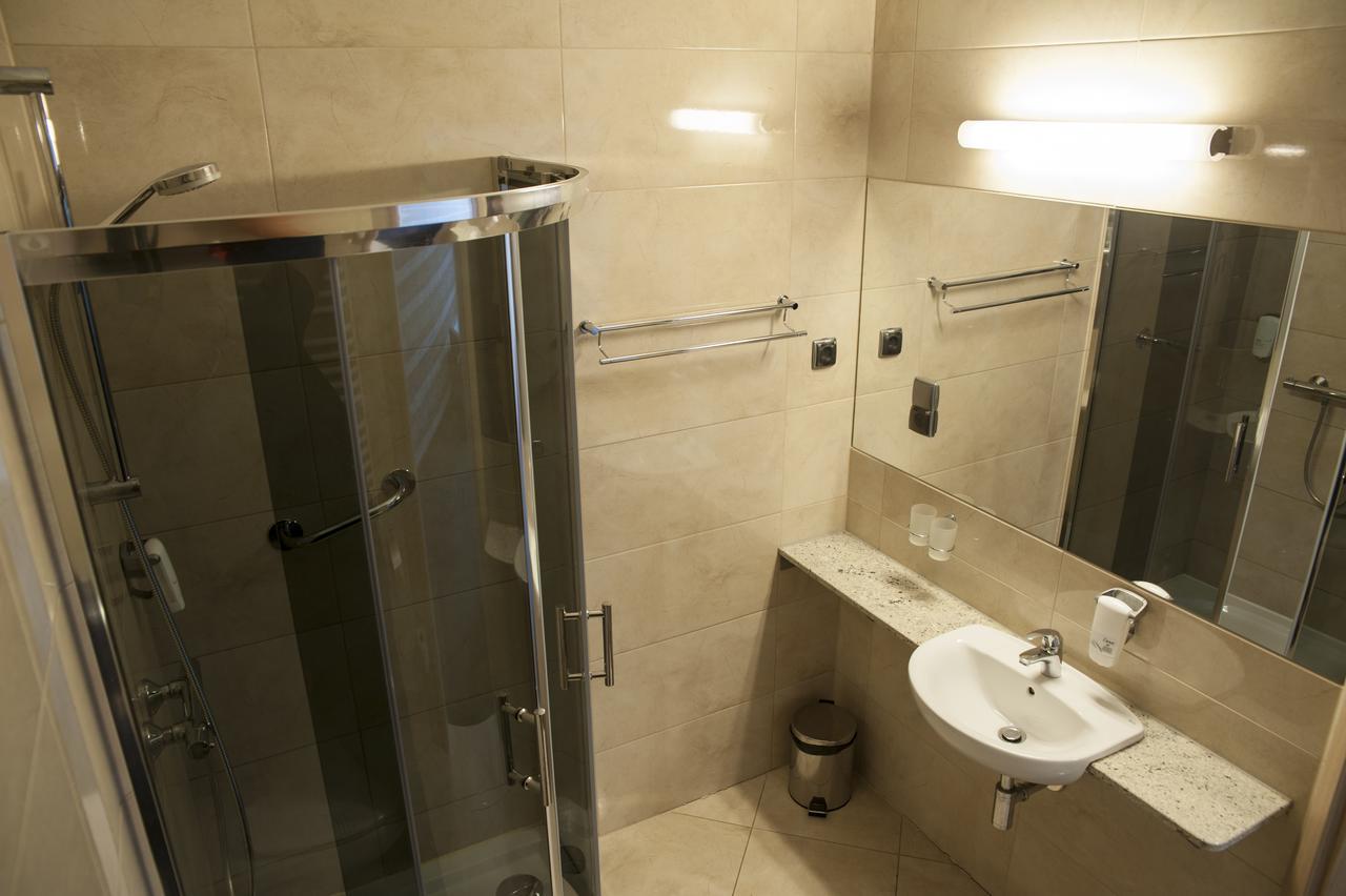 Hotel Pod Szyszkami Kozmin Ngoại thất bức ảnh