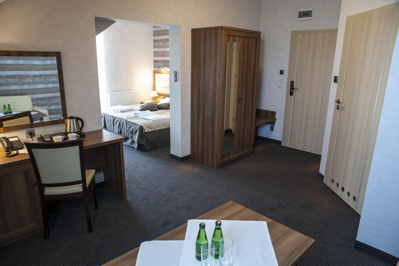 Hotel Pod Szyszkami Kozmin Ngoại thất bức ảnh