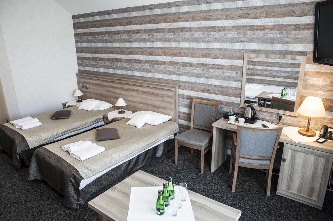 Hotel Pod Szyszkami Kozmin Ngoại thất bức ảnh