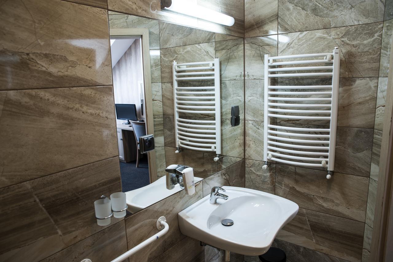 Hotel Pod Szyszkami Kozmin Ngoại thất bức ảnh