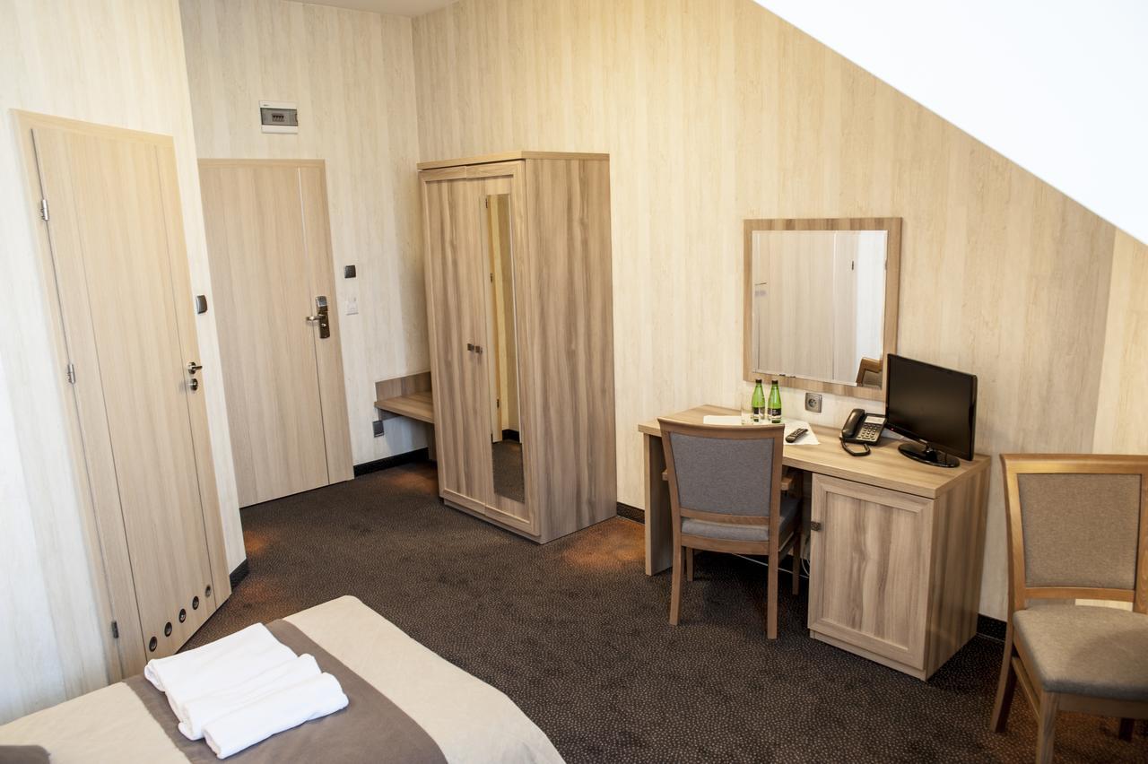 Hotel Pod Szyszkami Kozmin Ngoại thất bức ảnh